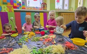 Poznajemy kolory przez zmysły - zabawa sensoryczna w Grupie Misie (3)
