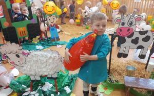 Grupa Pszczółek na farmie pełnej wrażeń (7)