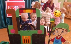 Grupa Pszczółek na farmie pełnej wrażeń (8)