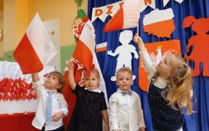 Dzień Flagi - grupa Pszczółek (2)