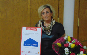 Pani Dyrektor Jolanta Barańska z Certyfikatem " Chronimy Dzieci"